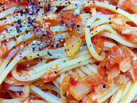 ツナとトマトソースのパスタ。